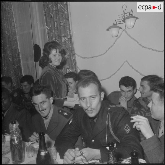 Alger. Infirmerie de garnison. Réveillon de noël 1960. Pendant le tirage de la loterie.