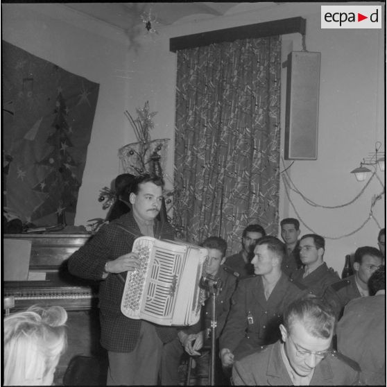 Alger. Infirmerie de garnison. Réveillon de noël 1960. Pendant le spectacle.