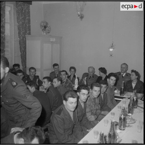Alger. Infirmerie de garnison. Réveillon de noël 1960. Pendant le vin d'honneur.