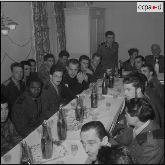 Alger. Infirmerie de garnison. Réveillon de noël 1960. Les malades pendant la vin d'honneur.
