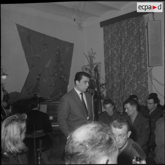 Alger. Infirmerie de garnison. Réveillon de noël 1960. Daniel Faure, compositeur de François Deguelt, pendant son tour de chant.