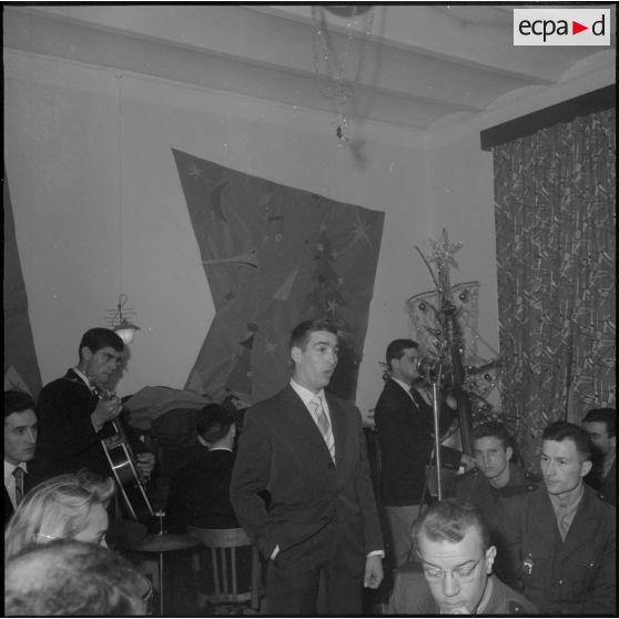 Alger. Infirmerie de garnison. Réveillon de noël 1960. Gérard Verchere, surnommé l'homme à la voix d'or par ses camarades, chante "les Gitans".