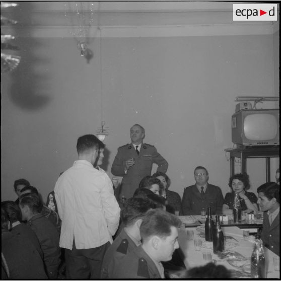 Alger. Infirmerie de garnison. Réveillon de noël 1960. Le médecin-commandant Pottier pendant une petite allocution.