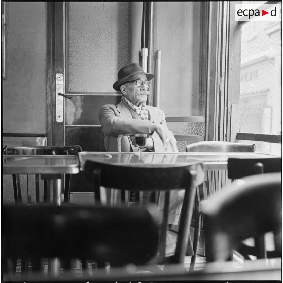 Constantine. Un homme assis dans un café.