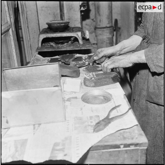 Constantine. Artisan bijoutier démoulant des bijoux en or.