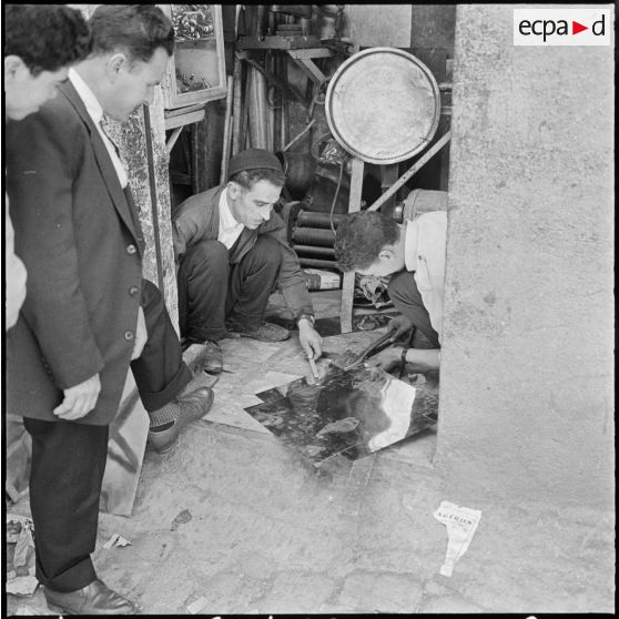 Constantine. Un artisan fabricant des plateaux.