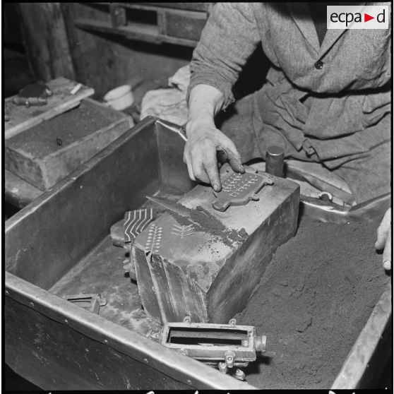 Constantine. Artisan bijoutier préparant ses moules et démoulant les bijoux en or.