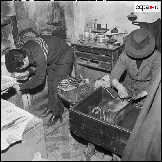 Constantine. Les artisans bijoutiers préparant leurs moules et démoulant les bijoux en or.