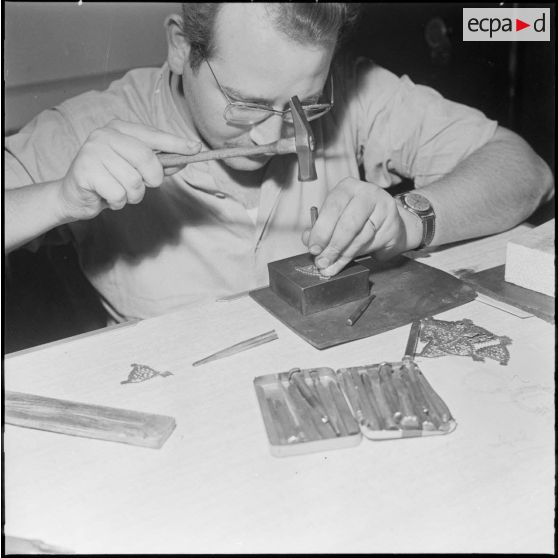 Constantine. Artisan bijoutier finissant un bijou.