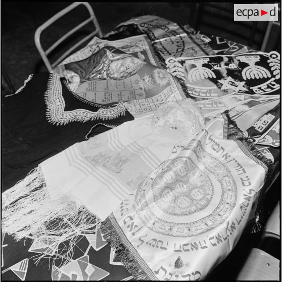 Constantine. Quelques broderies israélites [légende d'origine].