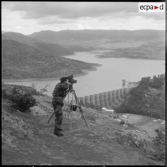 Beni Bahdel. Un opérateur du service cinématographique des armées (SCA) filme le barrage.