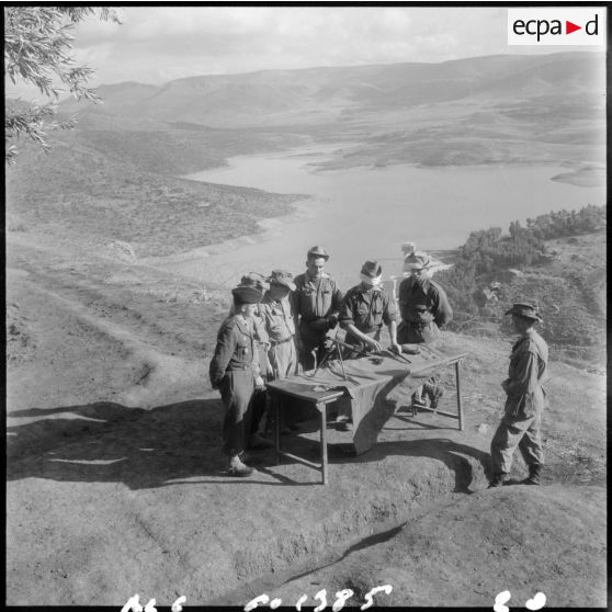 Beni Bahdel. Démontage d'une arme les yeux bandés.