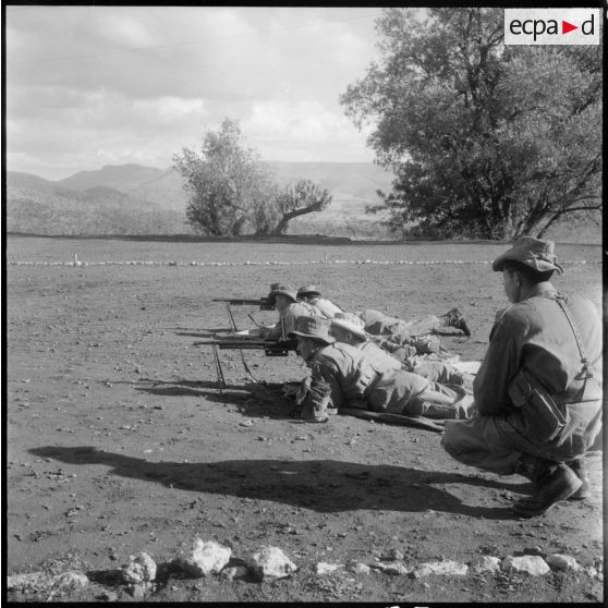 Beni Bahdel. Centre d'instruction et de perfectionnement (CIP) du 5e RI (5e régiment d'infanterie). Séance de tir.
