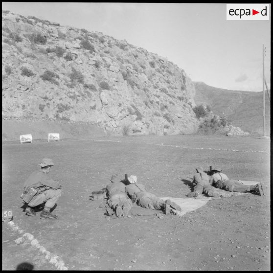 Beni Bahdel. Centre d'instruction et de perfectionnement (CIP) du 5e RI (5e régiment d'infanterie). Des élèves de 2ème classe s'entraînent au tir.