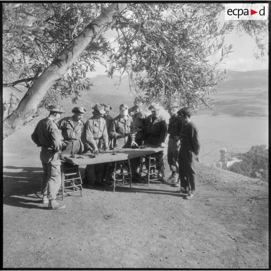 Beni Bahdel. Démontage d'une arme les yeux bandés.