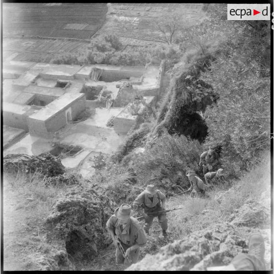 Exercice de patrouille au-dessus du village de Beni Bahdel.