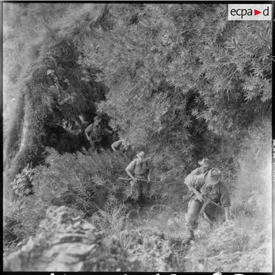 Exercice de patrouille au-dessus du village de Beni Bahdel.