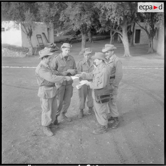 Beni Bahdel. Centre d'instruction et de perfectionnement (CIP) du 5e RI (5e régiment d'infanterie). Les lettres sont toujours appréciées. Le vaguemestre apporte à chacun son courrier.
