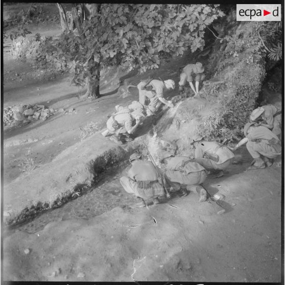 Beni Bahdel. Centre d'instruction et de perfectionnement (CIP) du 5e RI (5e régiment d'infanterie). La source fraîche est toujours un réconfort