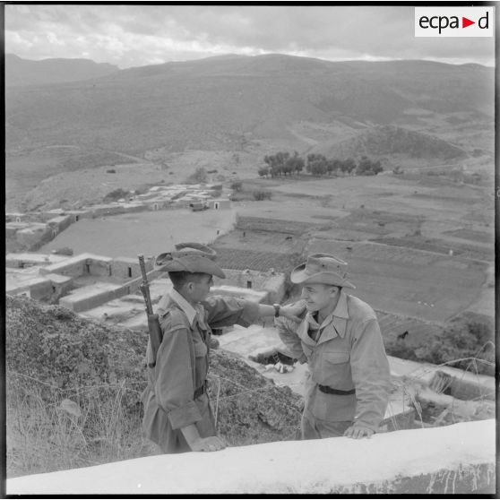 Beni Bahdel. Les heures de gardes sont longues, et quand un ami vient, ce sont de longues causeries.