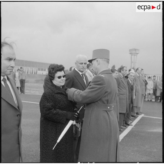 Maison Carrée. Etablissements régionaux du matériel (ERM) d'Alger. Madame Buonanano est décorée par le général Moulinier de la médaille d'or.