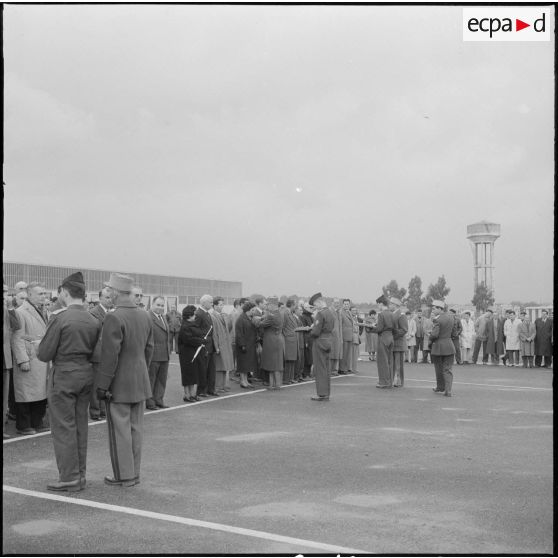 Maison Carrée. Etablissements régionaux du matériel (ERM) d'Alger. Pendant la remise des décorations.