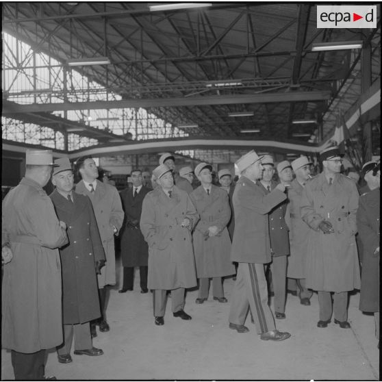 Maison Carrée. Etablissements régionaux du matériel (ERM) d'Alger. Le colonel Lallia fait visiter les installations.