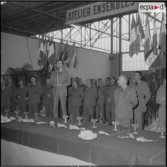 Maison Carrée. Etablissements régionaux du matériel (ERM) d'Alger. Discours du colonel Lallia avant le vin d'honneur.