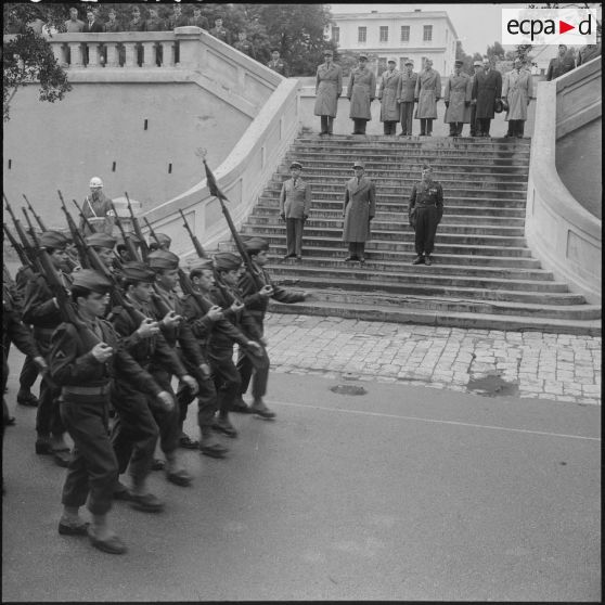 Alger. Caserne d'Orléans. Prise d'armes. Défilé du 9ème régiment de zouaves devant les autorités.