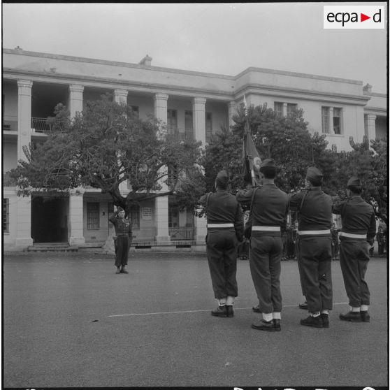 Alger. Caserne d'Orléans. Prise d'armes au 9e régiment de zouaves. Le général Santini salut les troupes.
