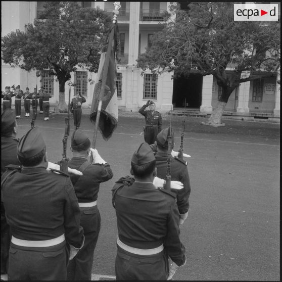 Alger. Caserne d'Orléans. Prise d'armes au 9e régiment de zouaves. Le général Santini salut les troupes.