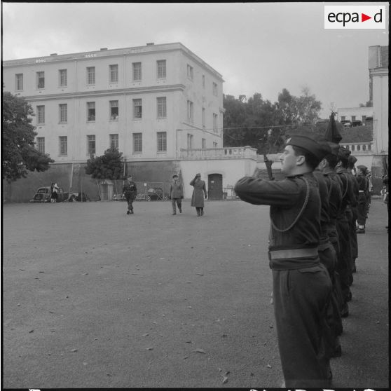 Alger. Caserne d'Orléans. Prise d'armes au 9e régiment de zouaves. Le général Combaud passe en revue les troupes.