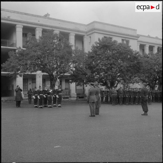 Alger. Caserne d'Orléans. Prise d'armes au 9e régiment de zouaves.