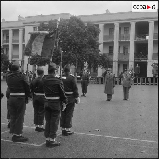 Alger. Caserne d'Orléans. Prise d'armes au 9e régiment de zouaves.