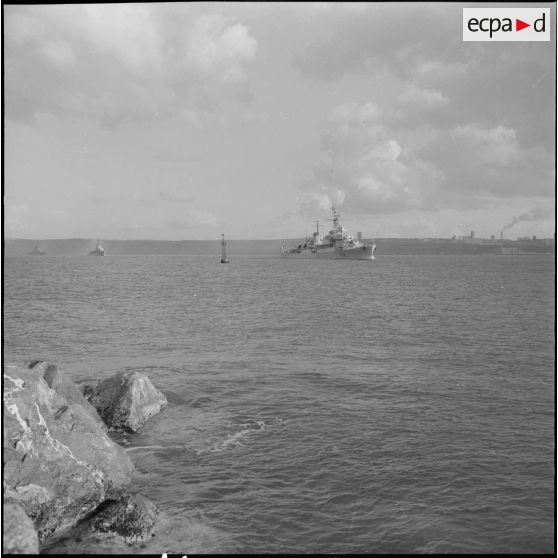 L'escorteur d'escadre "Chateaurenault" (D606) devant Oran.