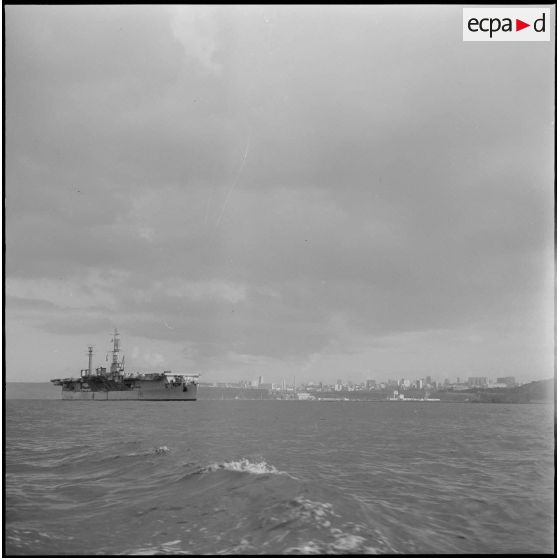 Mers el-Kébir. Le porte-avions "La Fayette" (R96).