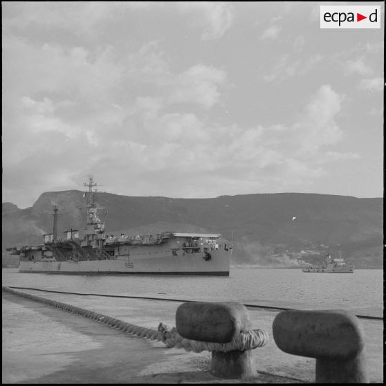 Mers el-Kébir. L'accostage du porte-avions "La Fayette" (R96).
