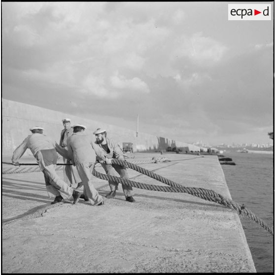 Mers el-Kébir. L'accostage du porte-avions "La Fayette" (R96).