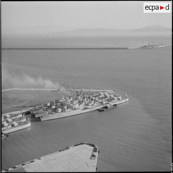 Mers el-Kébir. Les escorteurs d'escadre dans le port.