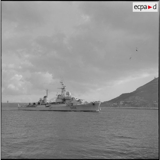 L'escorteur d'escadre "Chateaurenault" (D606) devant Oran.