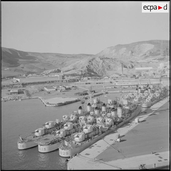 Mers el-Kébir. Les escorteurs d'escadre dans le port.