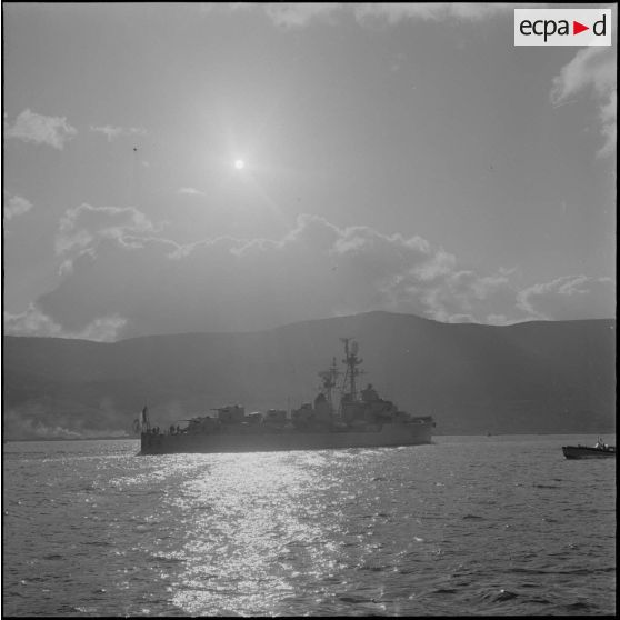 Région d'Oran. L'escorteur d'escadre "Duperré" (D633), vu à contrejour.