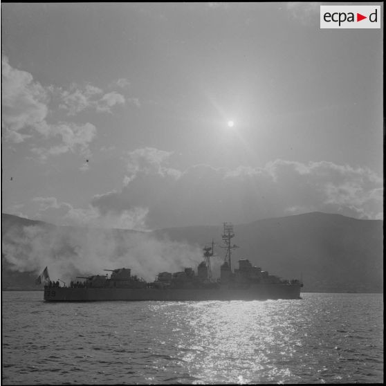 Région d'Oran. L'escorteur d'escadre "D'Estrées" (D629), vu à contrejour.