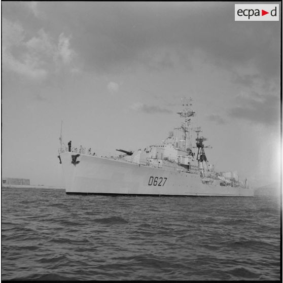 Région d'Oran. L'escorteur d'escadre "Maillé Brézé" (D627) aux postes de manoeuvre.