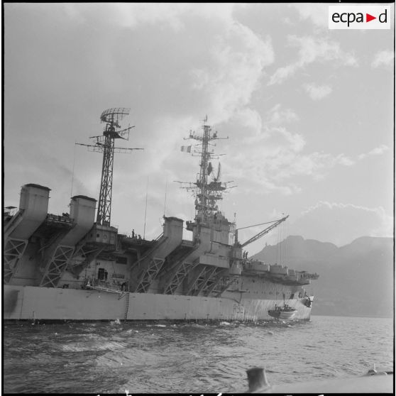 Mers el-Kébir. Le porte-avions "La Fayette" (R96).