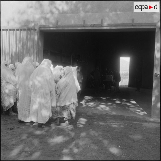 Meurad. Ferme Chambery. Référendum sur l'autodétermination. File d'attente pour aller voter.