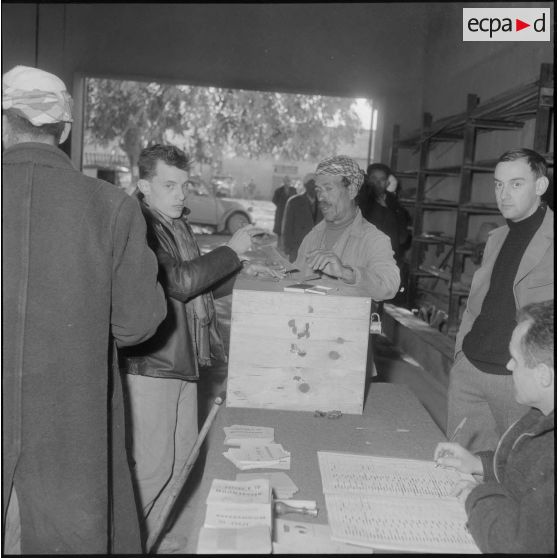 Meurad. Ferme Chambery. Référendum sur l'autodétermination. Un homme dépose son bulletin de vote dans l'urne.