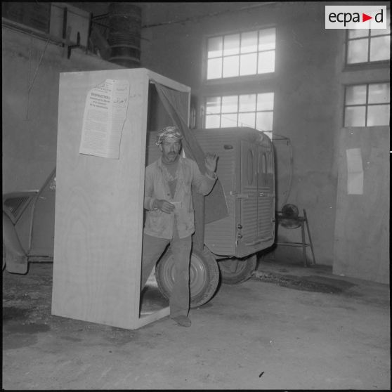 Meurad. Ferme Chambery. Référendum sur l'autodétermination. Un homme sort de l'isoloir.