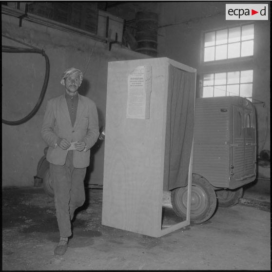 Meurad. Ferme Chambery. Référendum sur l'autodétermination. Un homme sort de l'isoloir.