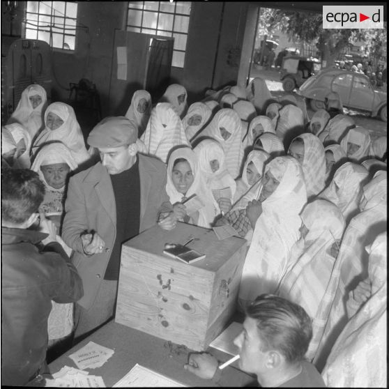 Meurad. Ferme Chambery. Référendum sur l'autodétermination. Des femmes attendent pour voter.
